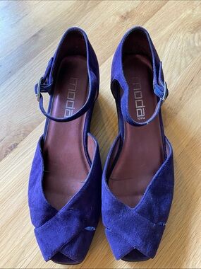 MODA Spana purple suede wedge sandals. Rubber comfort soles. Adjustable straps.